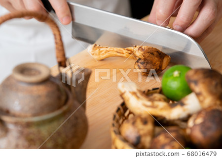 板前烹飪松茸蘑菇 板前烹飪松茸蘑菇 68016479