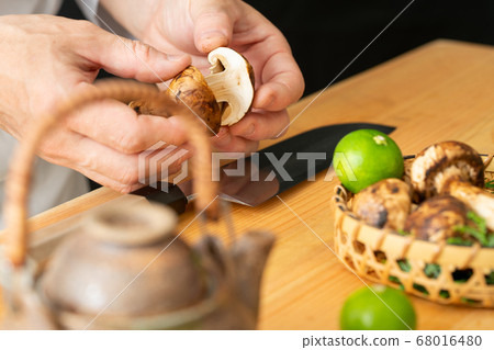 Itamae cooking matsutake mushrooms 68016480