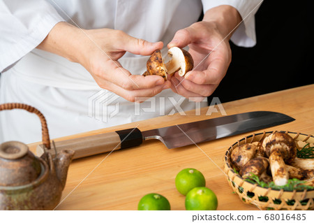 板前烹飪松茸蘑菇 板前烹飪松茸蘑菇 68016485