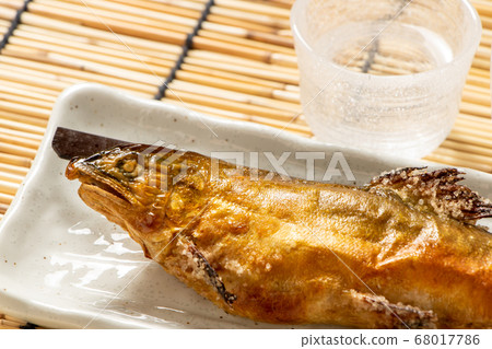 烤香魚。夏天緣故(冷緣故)快餐的圖像。 烤香魚。夏天緣故(冷緣故)快餐的圖像。 68017786