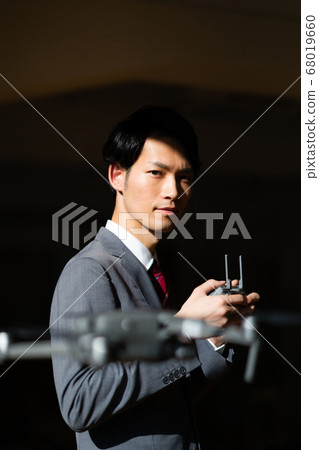 Drone business suit office male 1 man small number in-flight business negotiations maneuvering morning bright 68019660