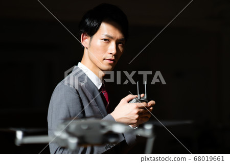 Drone business suit office male 1 man small number in-flight business negotiations maneuvering morning bright 68019661