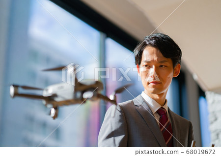 Drone business suit office male 1 man small number in-flight business negotiations maneuvering morning bright 68019672