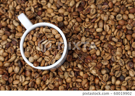 medium roasted coffee beans with white porcelain medium roasted coffee beans with white porcelain 68019902