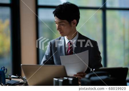 Drone business suit office man one man small group desk business discussion morning bright window Drone business suit office man one man small group desk business discussion morning bright window 68019920