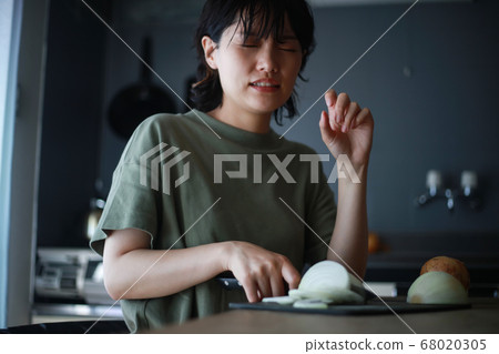 A woman whose onion cuts hurt A woman whose onion cuts hurt 68020305