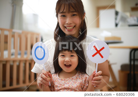 〇 × Parent and child with a bill 〇 × Parent and child with a bill 68020306