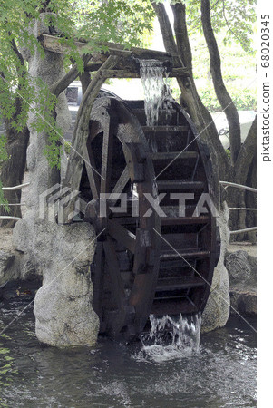 Watermill turning pond 68020345