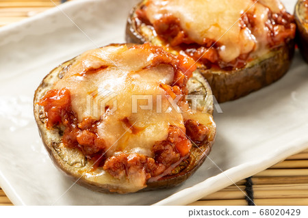 Grilled meat sauce cheese with water eggplant. Grilled meat sauce cheese with water eggplant. 68020429
