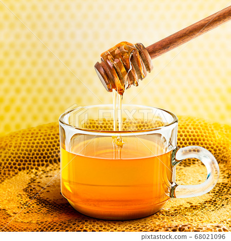 Honey and honeycomb Honey and honeycomb 68021096