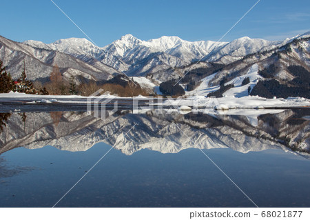 冬天的水鏡雪山越後湯澤 68021877