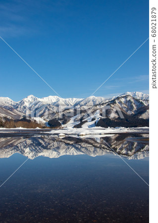 Water mirror snow mountain Echigo Yuzawa in winter 68021879