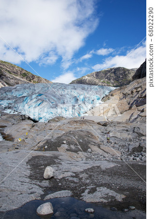 People hiking to blue glacier in the mountains 68022290