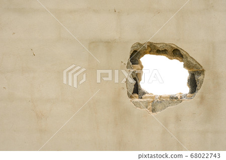Hole in the concreate wall 68022743