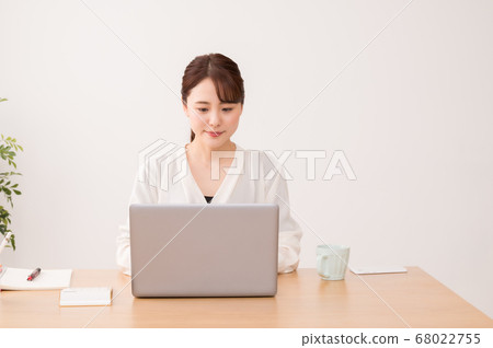 Business woman working in the office 68022755