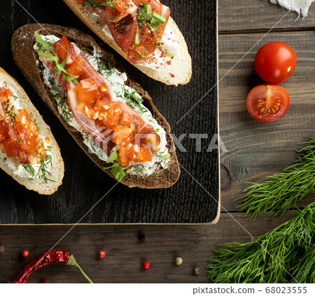 Plate with bruschettas on lumber table 68023555