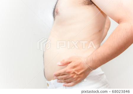 一名中年超重男子的上半身：一個多毛的人，握著他的下腹部 68023846