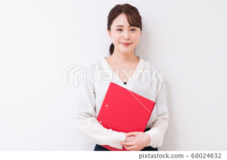 Business woman working in the office (woman with files) 68024632
