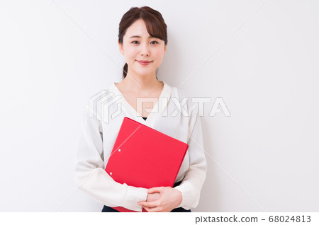 在辦公室工作的女商人（文件的女人） 68024813