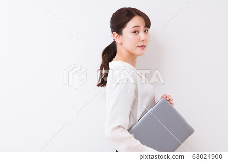 在辦公室工作的女商人(筆記本電腦的女人) 在辦公室工作的女商人(筆記本電腦的女人) 68024900