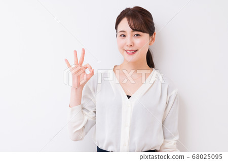在辦公室Ok的手勢工作的女商人 68025095