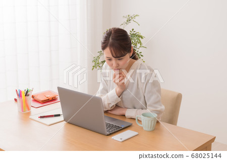 遠程辦公困擾的女商人 68025144