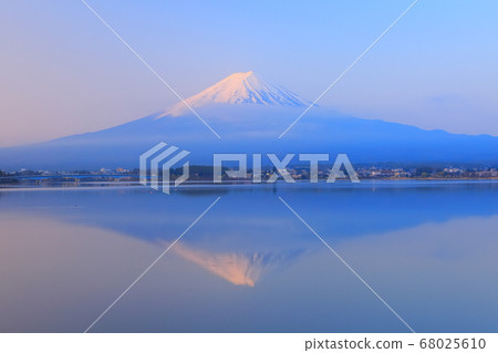 [Yamanashi Prefecture] Upside down Fuji (Lake Kawaguchi) 68025610