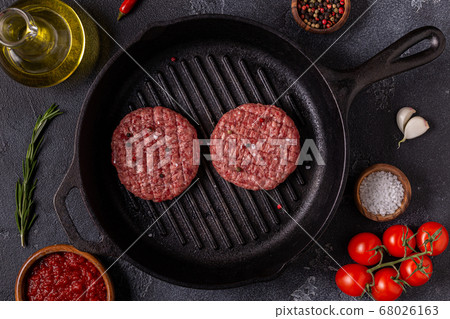 Fresh raw minced homemade grill beef burgers in a Fresh raw minced homemade grill beef burgers in a 68026163