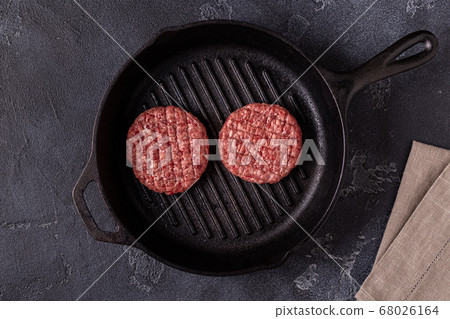 Fresh raw minced homemade grill beef burgers in a Fresh raw minced homemade grill beef burgers in a 68026164
