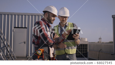 Engineers having a discussion 68027545
