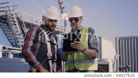 Engineers having a discussion 68027610