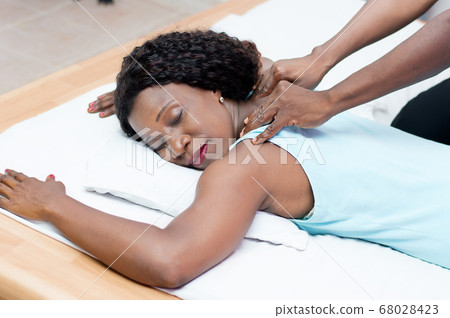 beautiful woman enjoying a beauty massage 68028423