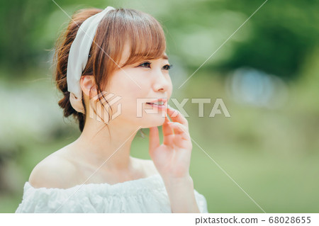 Woman in the green Woman in the green 68028655