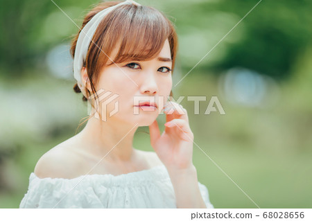 Woman in the green 68028656