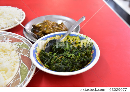 孟加拉國首都達卡（Ducka），我們在鎮上的飯廳吃了米飯，稱為Torukari，這是配菜和咖哩 68029077