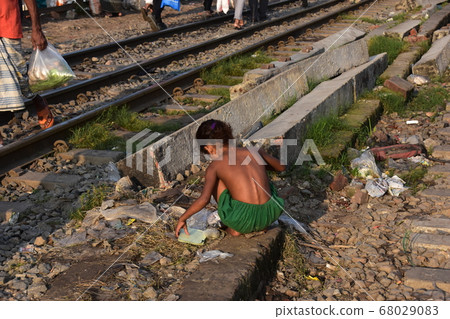 Dhaka, the capital of Bangladesh, a girl who collects trash discarded on the railway Dhaka, the capital of Bangladesh, a girl who collects trash discarded on the railway 68029083