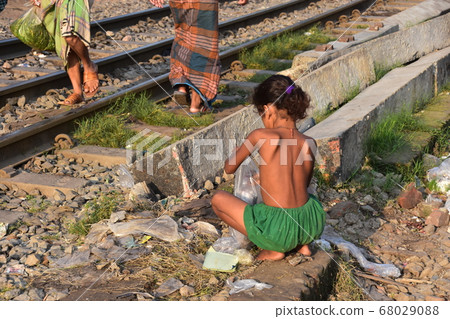 Dhaka, the capital of Bangladesh, a girl who collects trash discarded on the railway Dhaka, the capital of Bangladesh, a girl who collects trash discarded on the railway 68029088