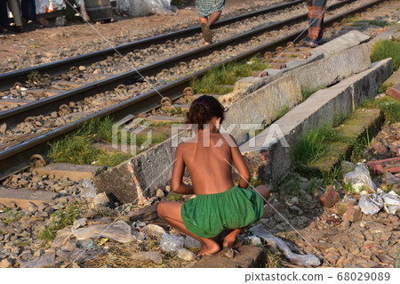 Dhaka, the capital of Bangladesh, a girl who collects trash discarded on the railway Dhaka, the capital of Bangladesh, a girl who collects trash discarded on the railway 68029089