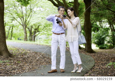 年長的夫婦旅行拍一張有趣的照片 68029159