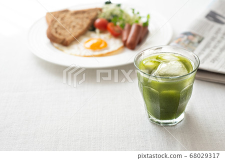 Cold green juice and breakfast 68029317