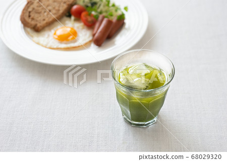 Cold green juice and breakfast 68029320