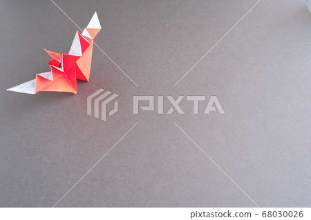 Paper crane shining in silver 68030026