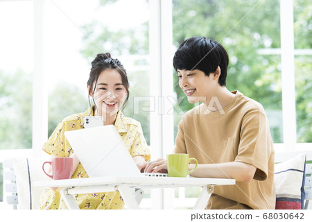 Couple PC smartphone search 68030642