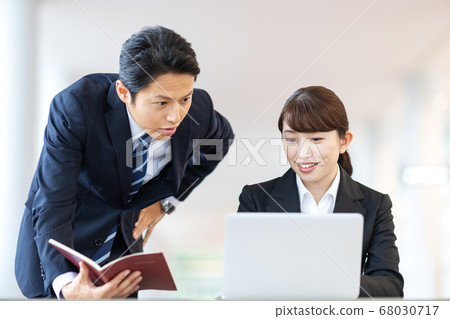 Business scene Young men and women Business scene Young men and women 68030717