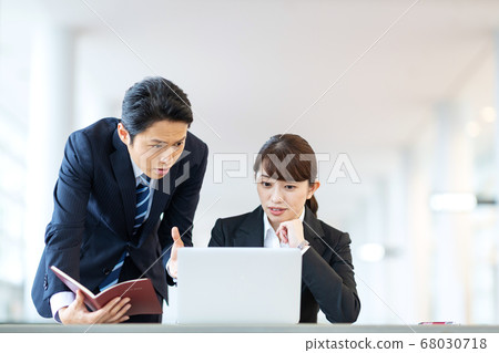 Business scene Young men and women Business scene Young men and women 68030718