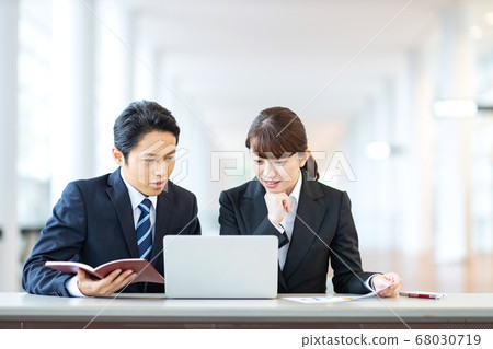 Business scene Young men and women Business scene Young men and women 68030719