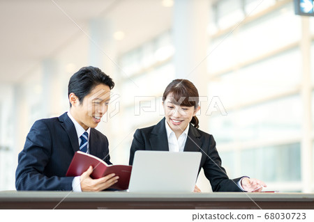 企業場面年輕人和婦女 企業場面年輕人和婦女 68030723