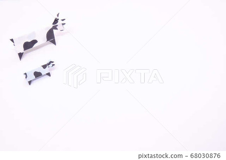 牛父母和孩子在白色背景上 牛父母和孩子在白色背景上 68030876