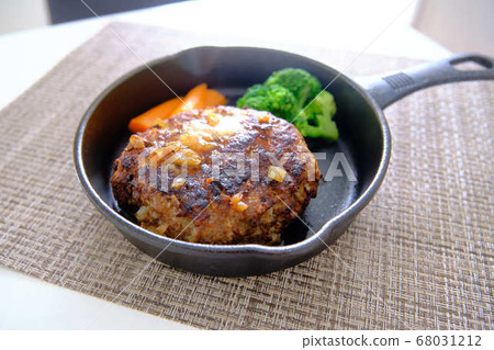 Skillet frying pan and homemade hamburger Skillet frying pan and homemade hamburger 68031212