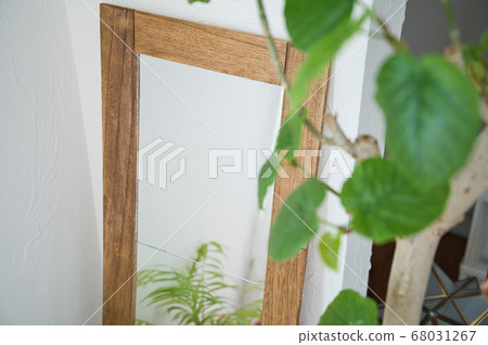 綠色和鏡子2照在石膏牆上 綠色和鏡子2照在石膏牆上 68031267